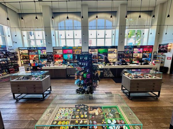 Shop Review: Atrium Woodland Hills
