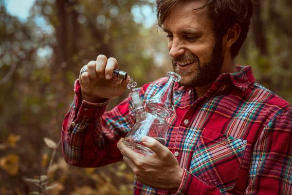 photo of Smoking Marijuana With A Water Bong Doesn’t Effectively Filter Compounds From Smoke, Study Suggests image