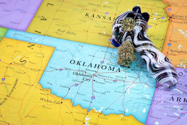 photo of Oklahoma cannabis industry stakeholders cry foul over licensing renewal ‘backlog’ image